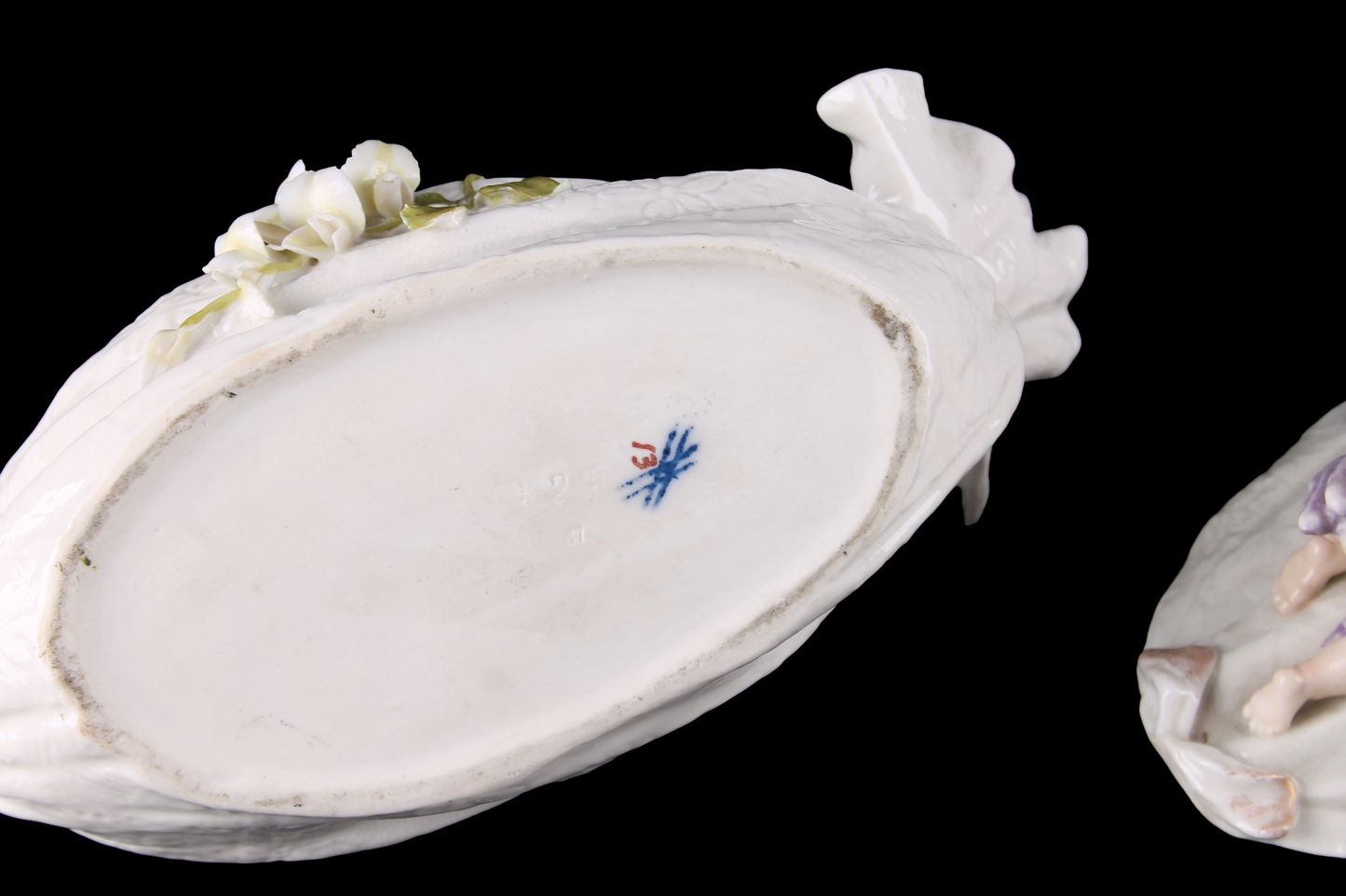Bombonera en Porcelana con Querubín