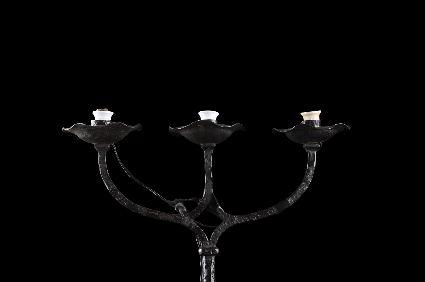 Candelabro de Tres Luces – Hierro Forjado a Mano