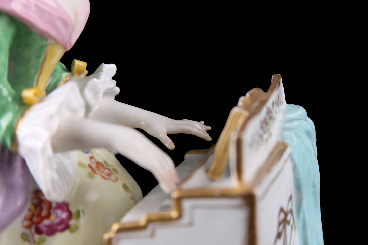 Figura Dama Tocando el Piano