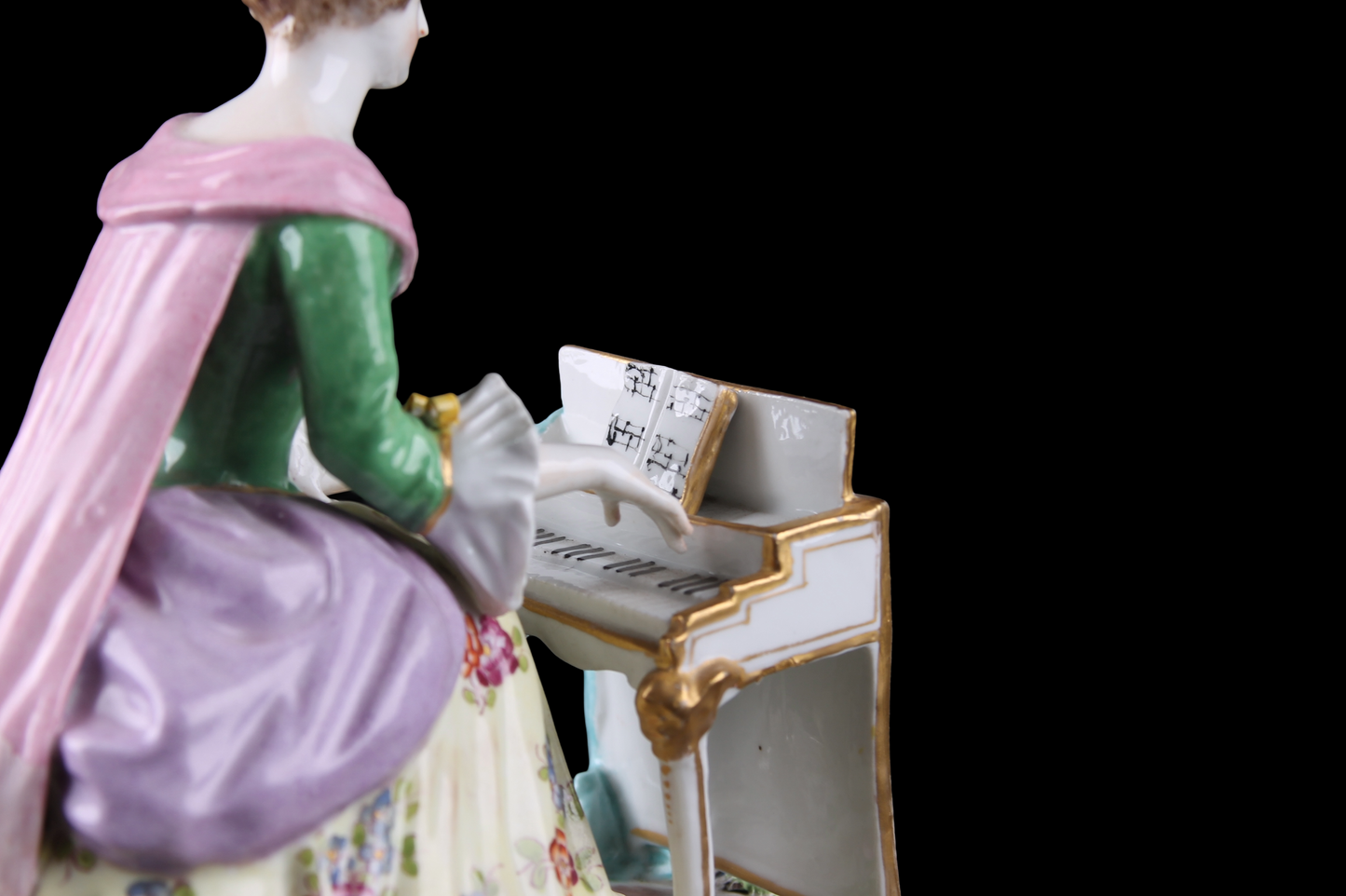 Figura Dama Tocando el Piano