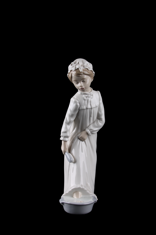 Figura “Niña en pijama” en porcelana brillante