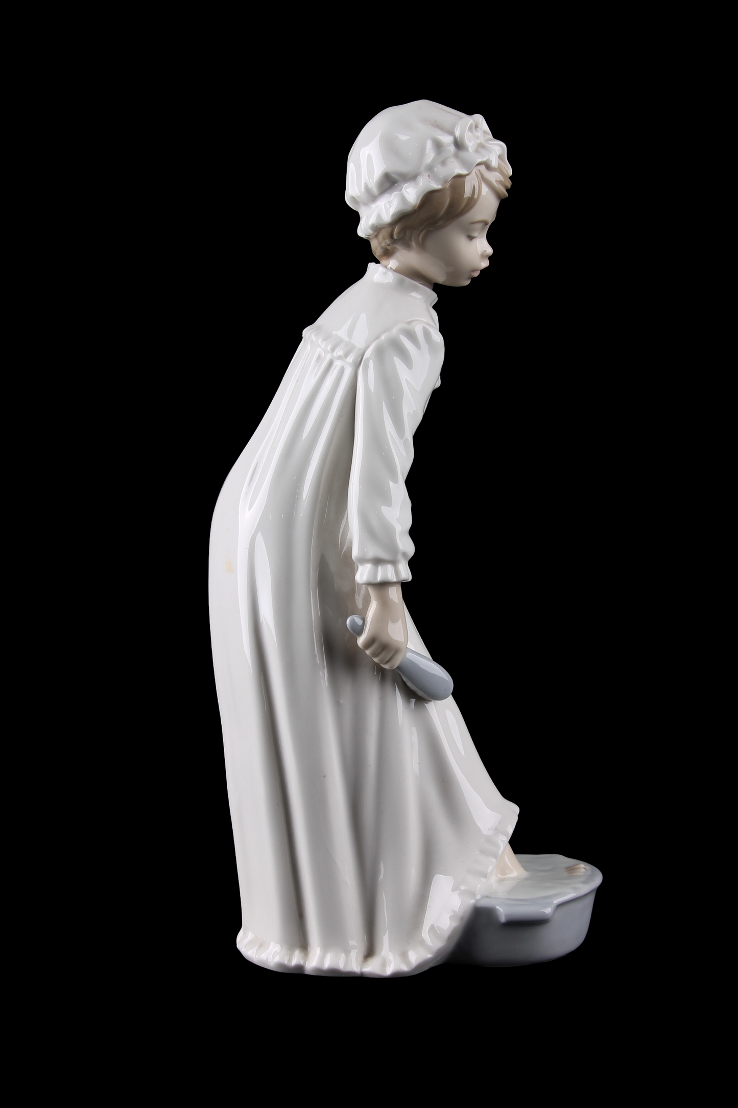 Figura “Niña en pijama” en porcelana brillante