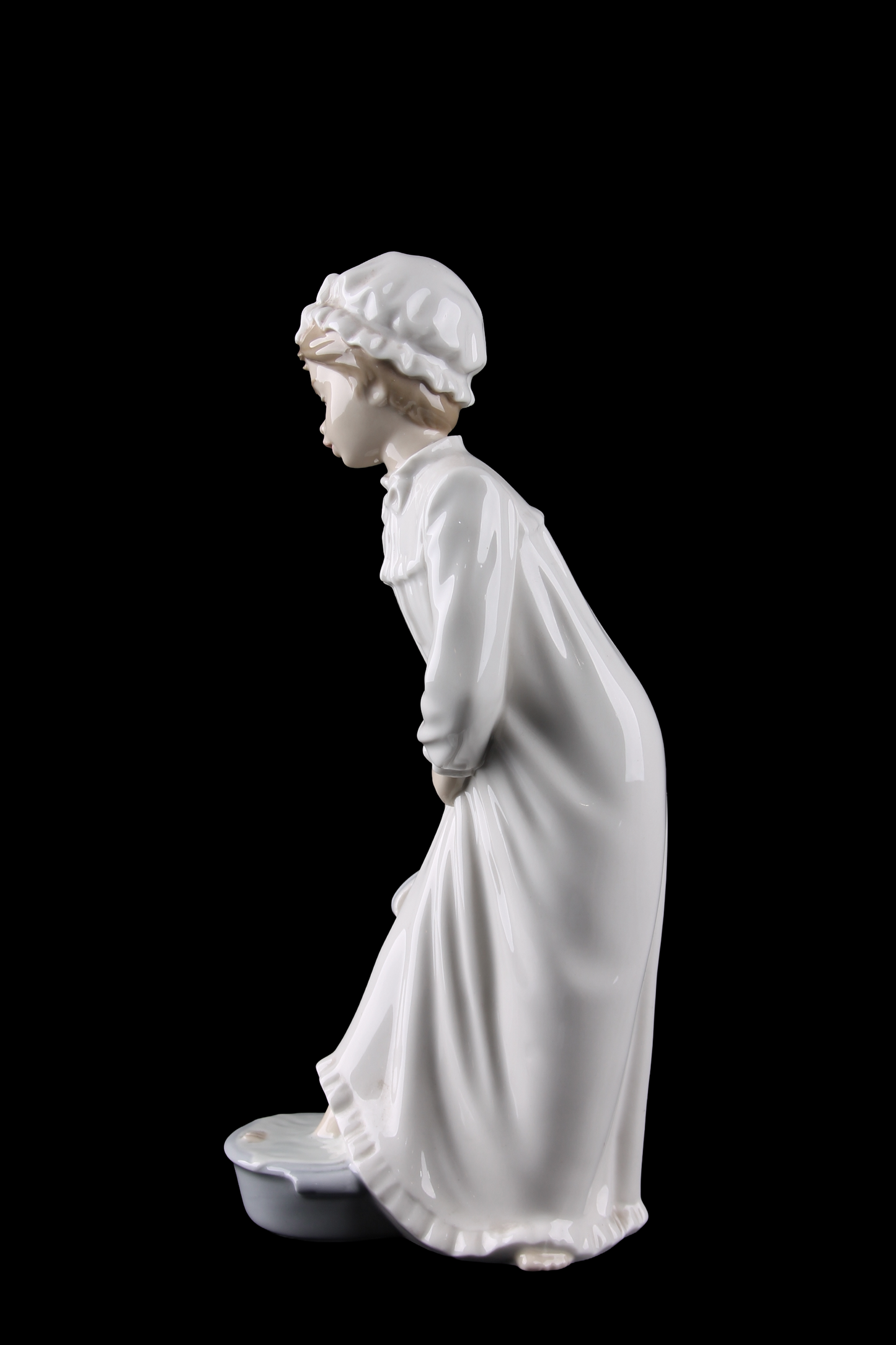 Figura “Niña en pijama” en porcelana brillante