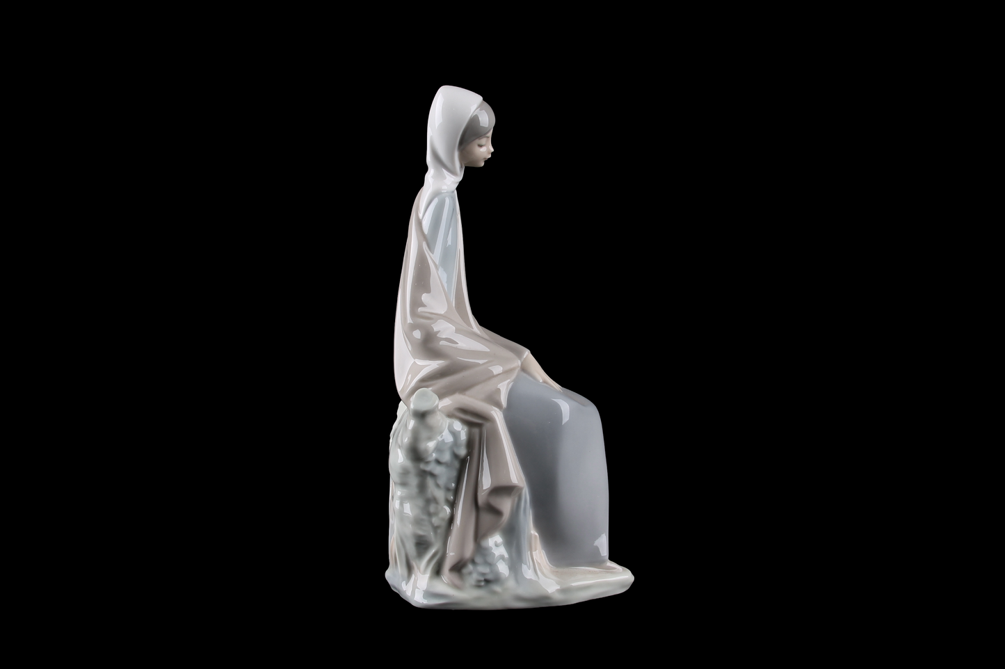 Figura de la Virgen en Porcelana Brillante NAO